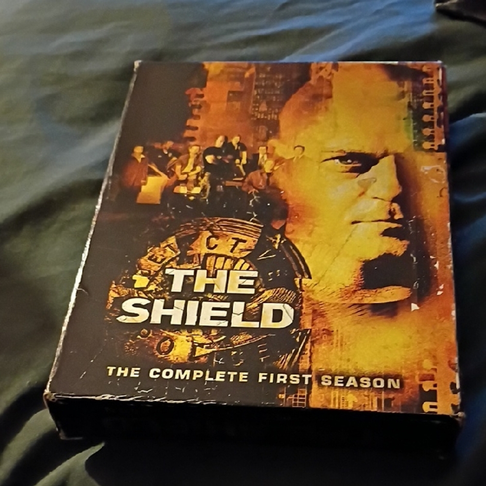 The Shield Complete First Season DVD